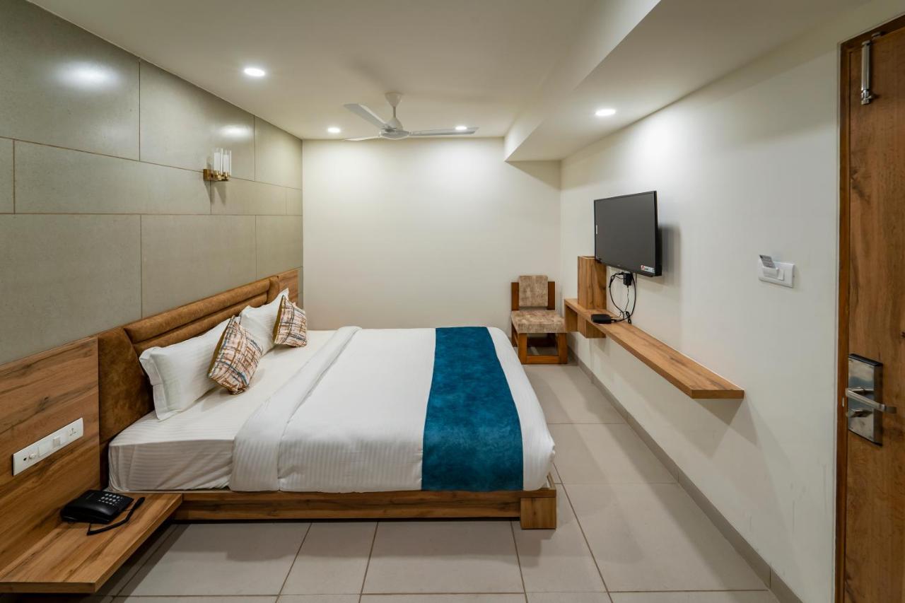 Hotel Pleasant Lake Ahmedabad Exterior foto