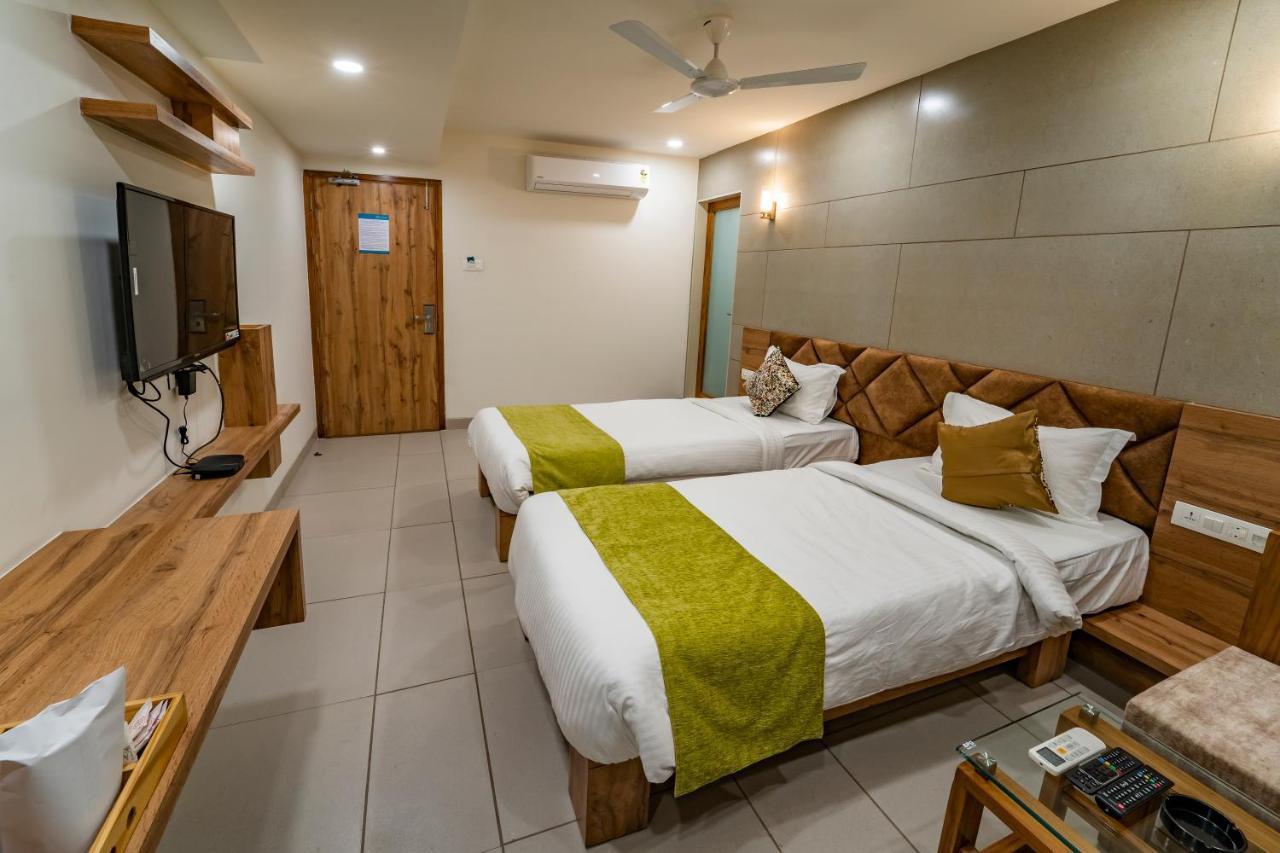 Hotel Pleasant Lake Ahmedabad Exterior foto