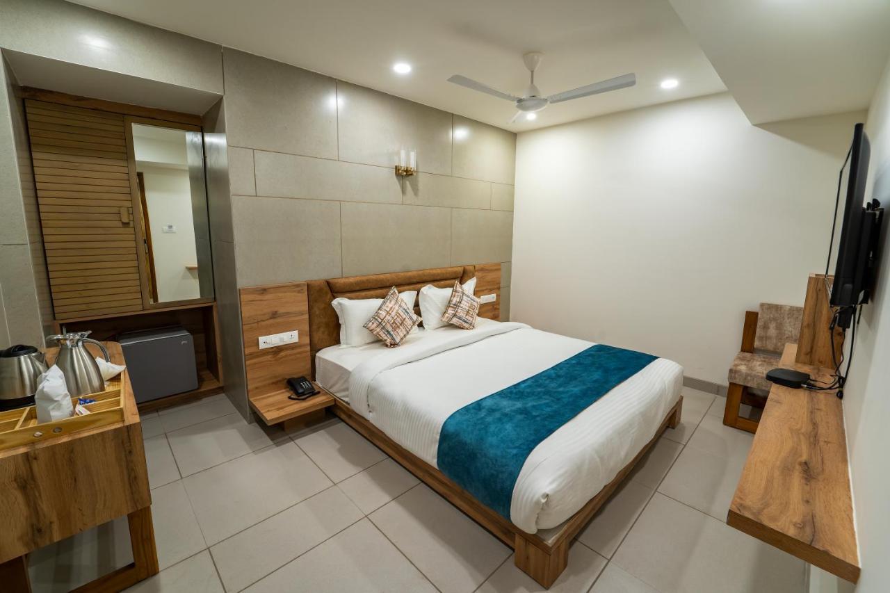 Hotel Pleasant Lake Ahmedabad Exterior foto