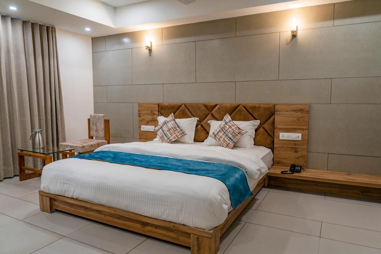 Hotel Pleasant Lake Ahmedabad Exterior foto
