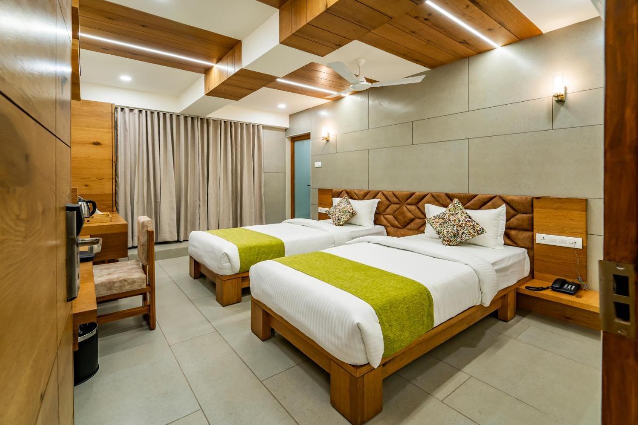 Hotel Pleasant Lake Ahmedabad Exterior foto